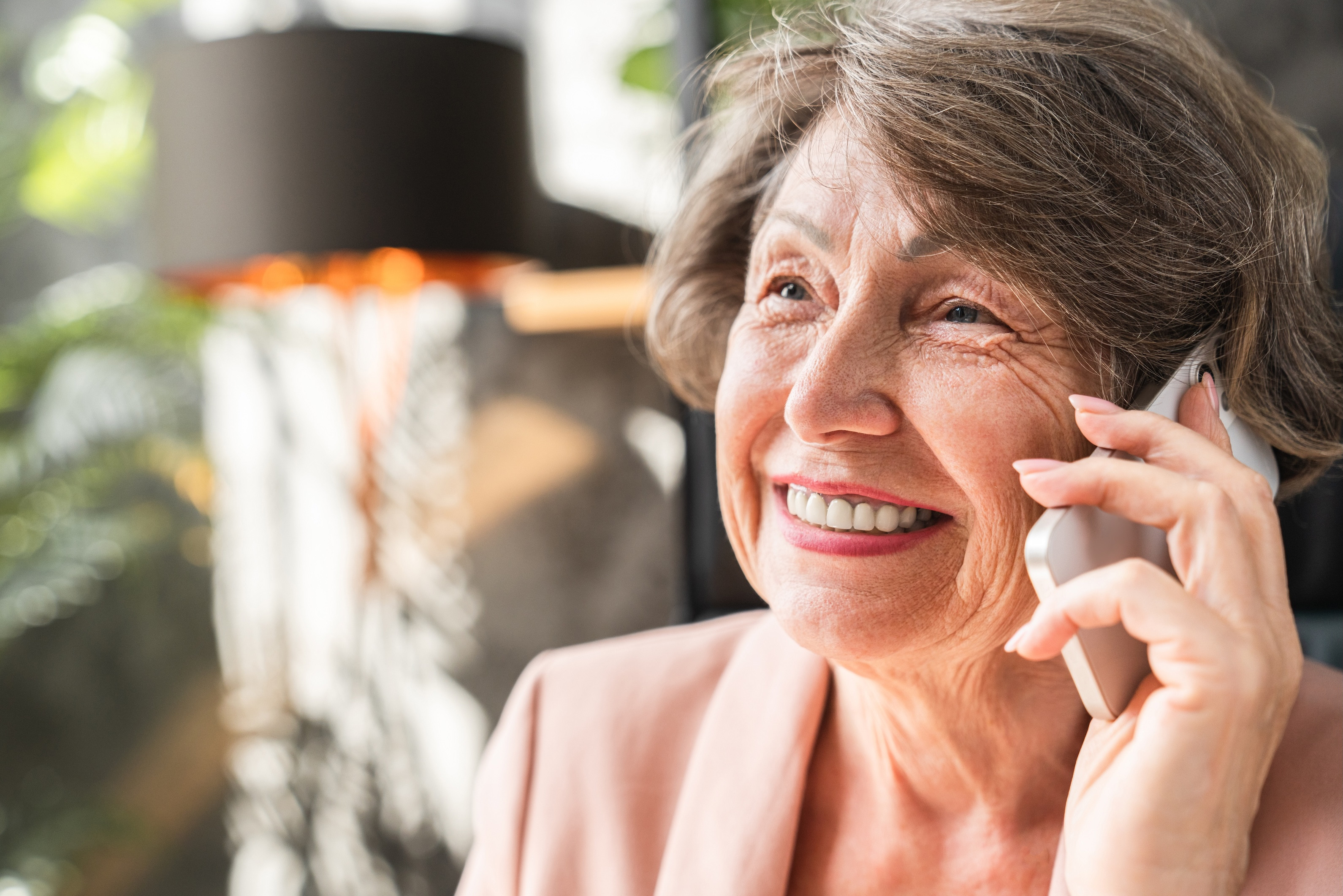 Seniorin telefoniert mit Handy und lächelt