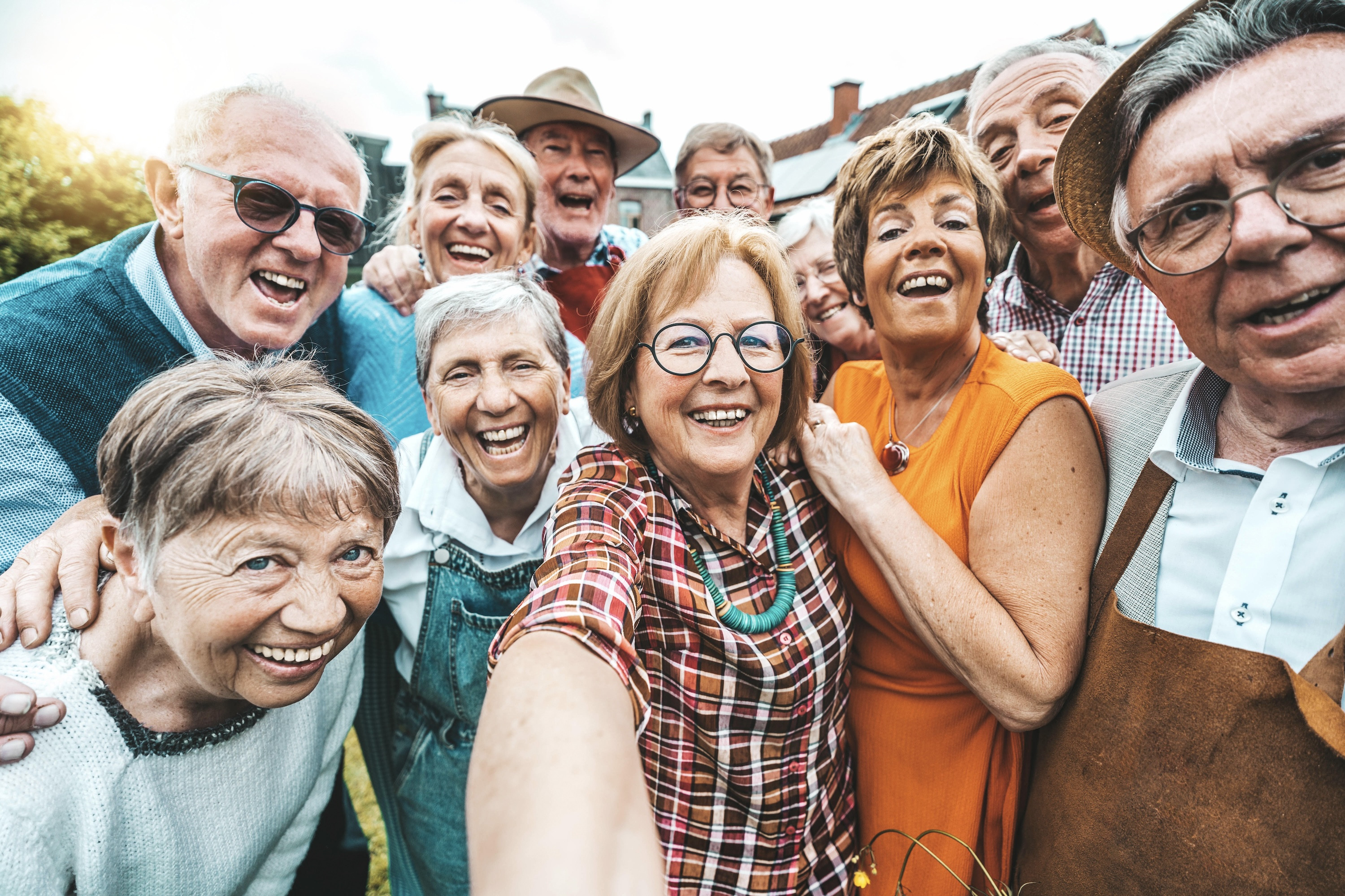 Eine Gruppe von älteren Personen macht ein Selfie