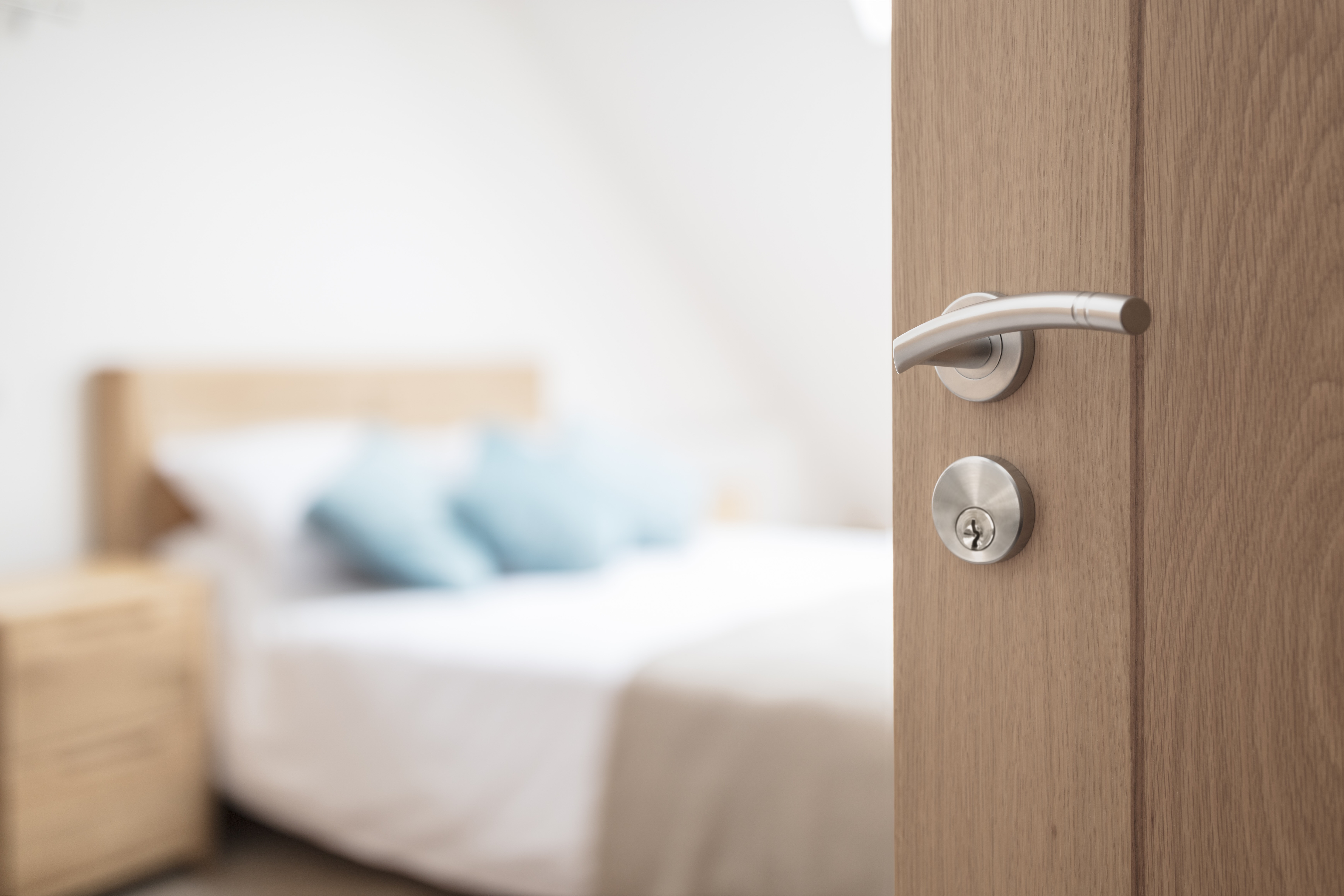 Blick auf ein Hotelzimmer durch die geöffnete Tür